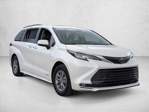 Blizzard Pearl 2021 Toyota Sienna XLE 7 Passenger