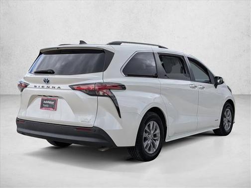 Blizzard Pearl 2021 Toyota Sienna XLE 7 Passenger