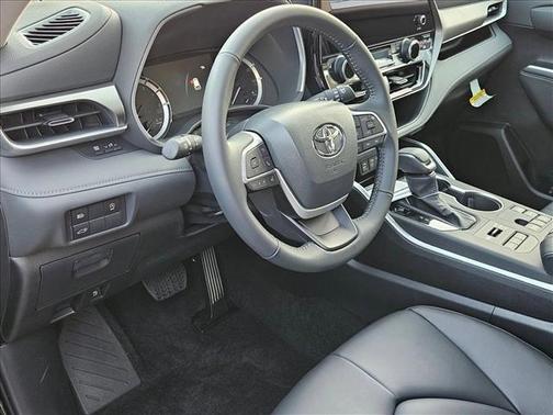 Midnight Black Metallic 2026 Toyota Highlander XLE
