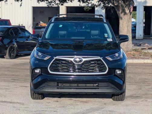 Midnight Black Metallic 2024 Toyota Highlander XLE