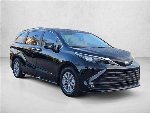 2025 Toyota Sienna XLE 8 Passenger