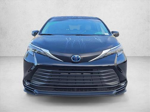 2025 Toyota Sienna XLE 8 Passenger