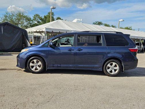 Parisian Night Pearl 2018 Toyota Sienna LE
