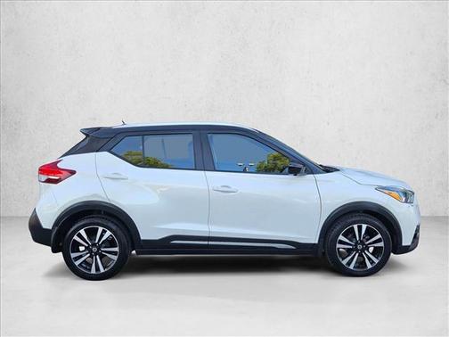 Aspen White/Super Black 2018 Nissan Kicks SR