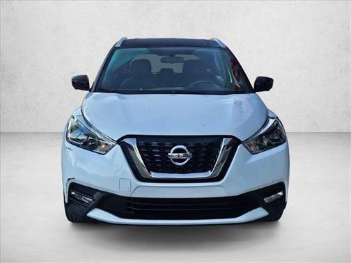 Aspen White/Super Black 2018 Nissan Kicks SR