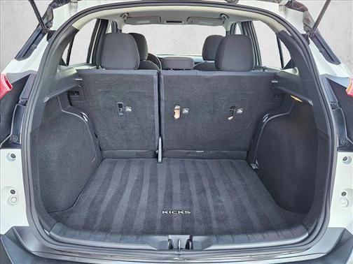 Aspen White/Super Black 2018 Nissan Kicks SR