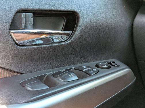 Aspen White/Super Black 2018 Nissan Kicks SR