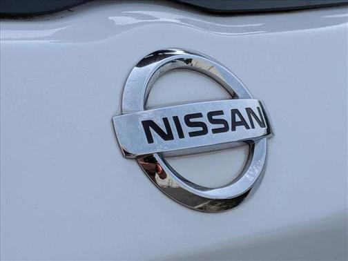 Aspen White/Super Black 2018 Nissan Kicks SR