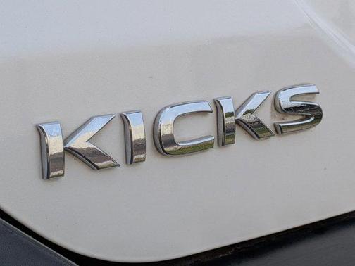 Aspen White/Super Black 2018 Nissan Kicks SR