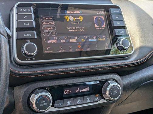 Aspen White/Super Black 2018 Nissan Kicks SR
