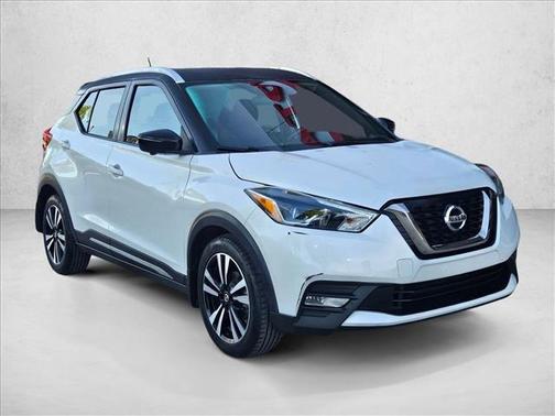 Aspen White/Super Black 2018 Nissan Kicks SR