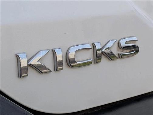 Aspen White/Super Black 2018 Nissan Kicks SR