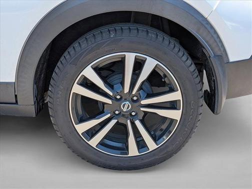 Aspen White/Super Black 2018 Nissan Kicks SR