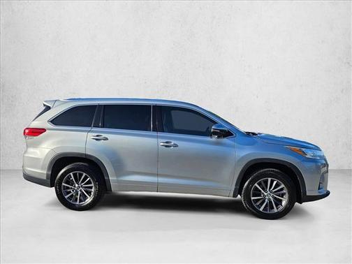 Celestial Silver Metallic 2018 Toyota Highlander XLE