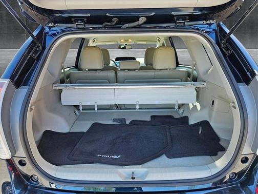 2017 Toyota Prius v Five