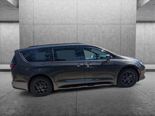 Photo 2 of 17 of 2020 Chrysler Pacifica Touring-L Plus