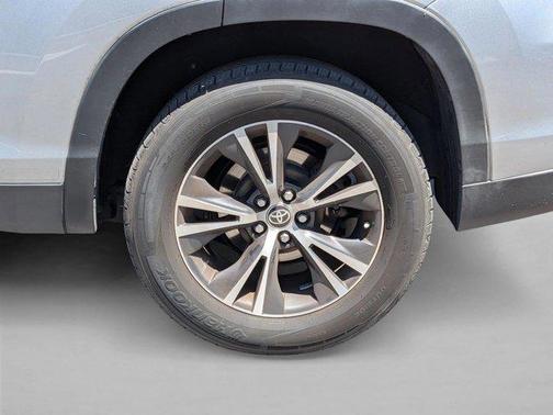 Celestial Silver Metallic 2019 Toyota Highlander LE I4