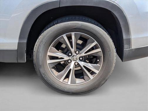 Celestial Silver Metallic 2019 Toyota Highlander LE I4