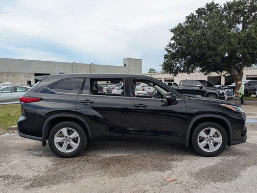 2022 Toyota Highlander LE