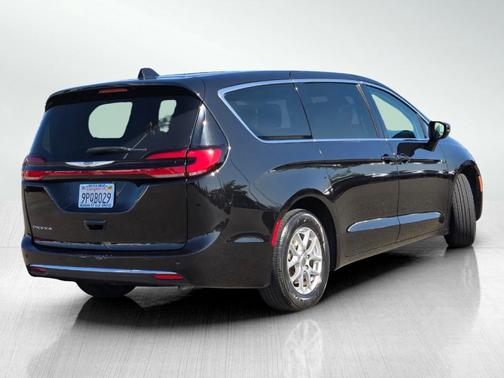 2023 Chrysler Pacifica Touring-L