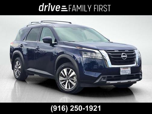 2022 Nissan Pathfinder SL