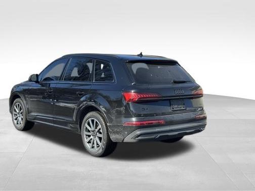 2023 Audi Q7 45 Premium Plus
