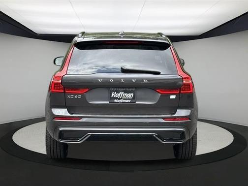 2024 Volvo XC60 Recharge Plug-In Hybrid T8 Ultimate Dark Theme