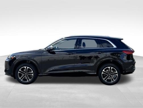 Mythos Black Metallic 2025 Audi Q5 2.0T quattro Premium