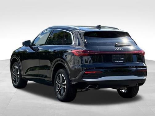 Mythos Black Metallic 2025 Audi Q5 2.0T quattro Premium