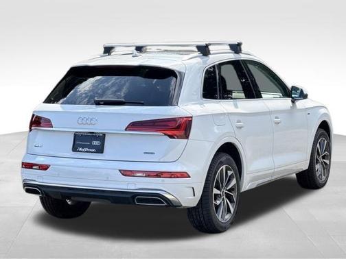 Glacier White Metallic 2023 Audi Q5 45 S line quattro Premium