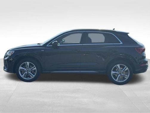 Mythos Black Metallic 2023 Audi Q3 45 S line Premium