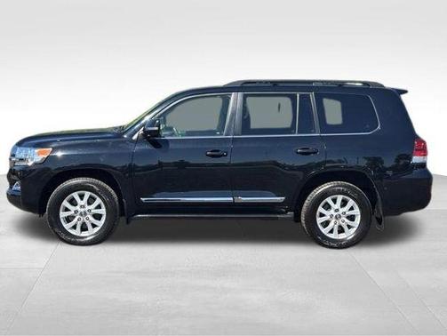 Midnight Black Metallic 2016 Toyota Land Cruiser V8