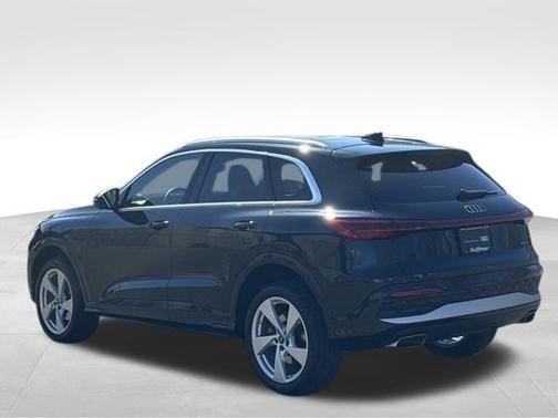 Mythos Black Metallic 2025 Audi Q5 2.0T quattro Premium