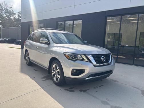 Brilliant Silver Metallic 2017 Nissan Pathfinder SL