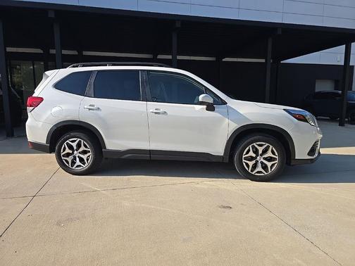 Crystal White Pearl 2023 Subaru Forester Premium
