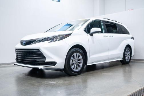 Ice 2025 Toyota Sienna LE