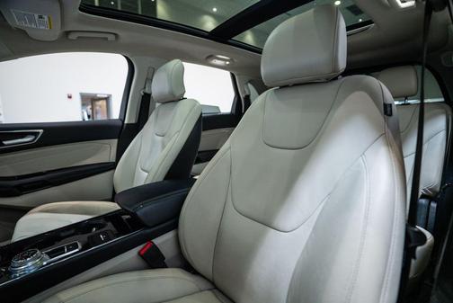 White Platinum Metallic Tri-Coat 2019 Ford Edge Titanium