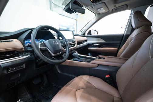 Pearl 2025 Toyota Grand Highlander Platinum