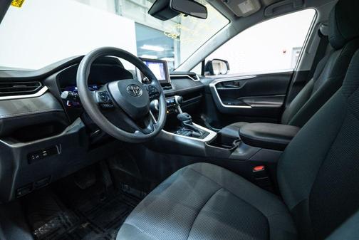 Ice 2023 Toyota RAV4 LE