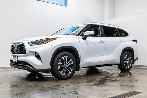 Pearl 2026 Toyota Highlander XLE