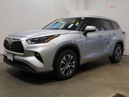Celestial Silver Metallic 2023 Toyota Highlander XLE
