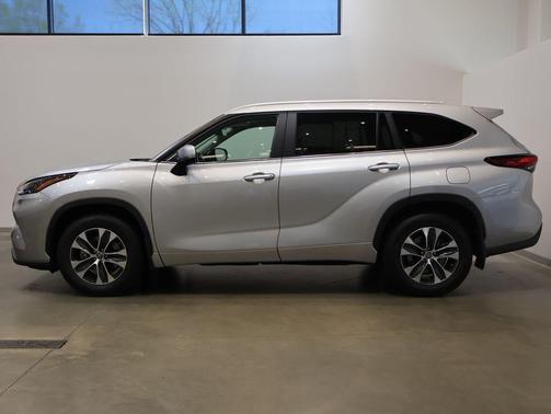 Celestial Silver Metallic 2023 Toyota Highlander XLE