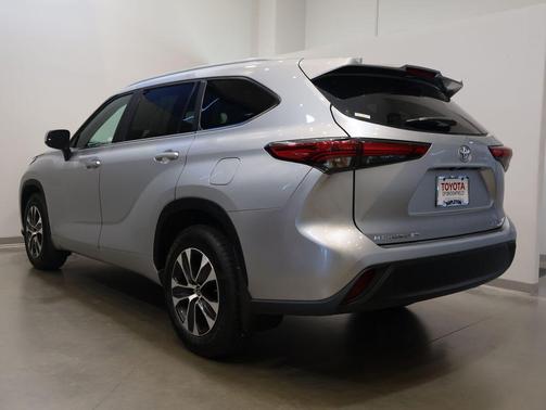 Celestial Silver Metallic 2023 Toyota Highlander XLE