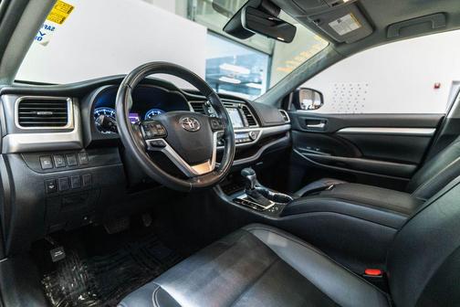Midnight Black Metallic 2019 Toyota Highlander XLE