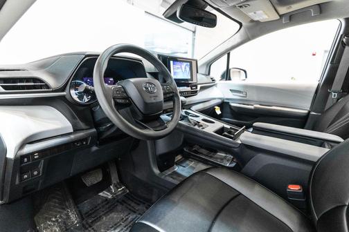 2025 Toyota Sienna LE