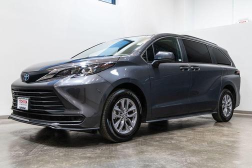 2025 Toyota Sienna LE