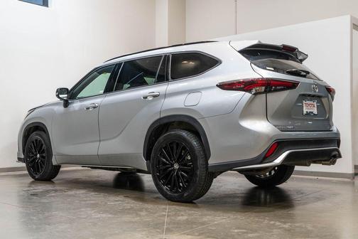 Celestial Silver Metallic 2025 Toyota Highlander XSE