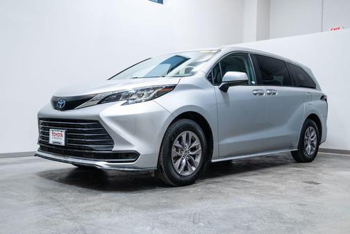 2023 Toyota Sienna LE