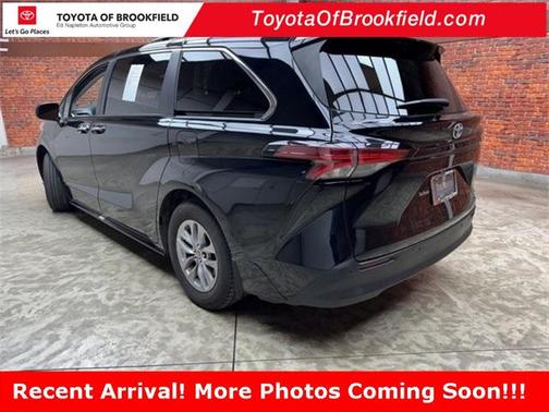 2022 Toyota Sienna XLE 8 Passenger