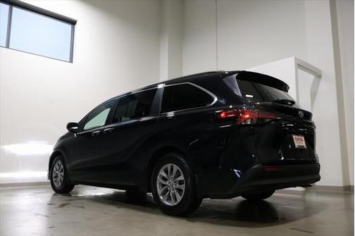2022 Toyota Sienna XLE 8 Passenger